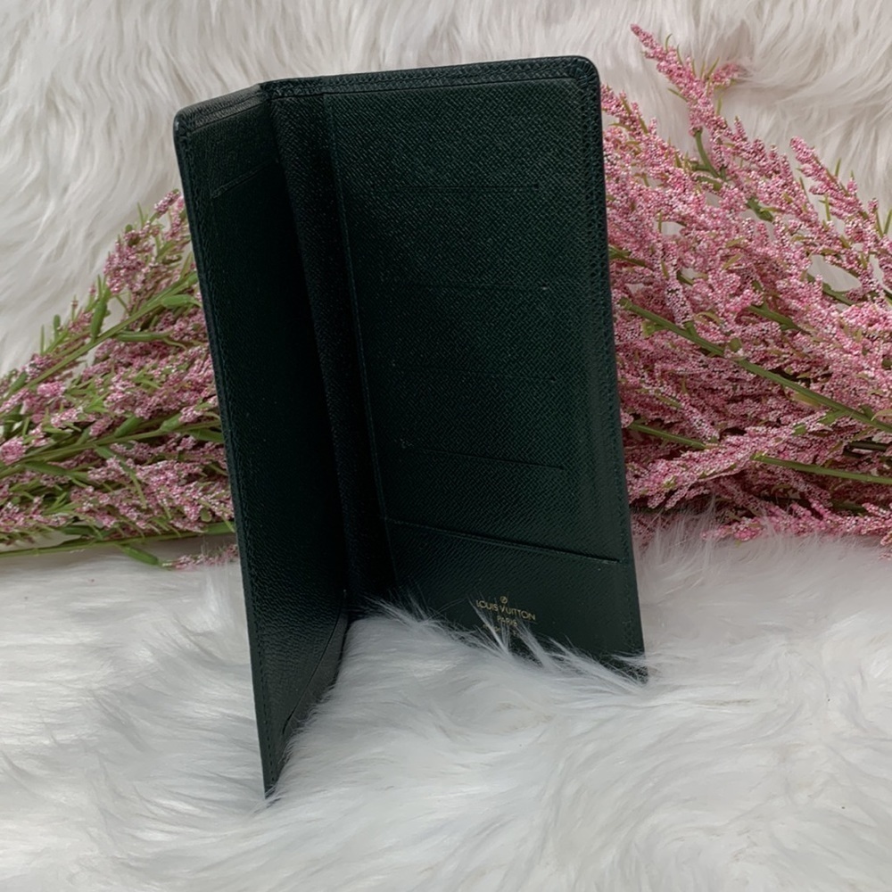 Louis Vuitton Green Taiga Leather Checkbook Wallet Datecode:V10967 - Picture 2 of 13